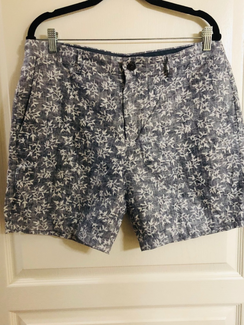 Club Monaco linen cotton shorts blue white beachy leaf pattern